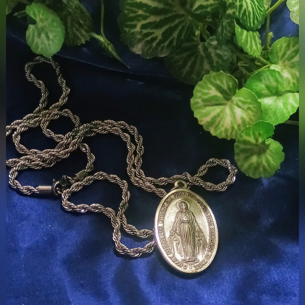 Mother Mary Elegant Silver Pendant Necklace - Picture 1 of 2